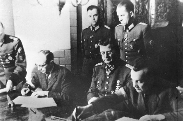 Podpisanie „Układu o zaprzestaniu działań wojennych w Warszawie”.Ożarów Mazowiecki, noc z 2 na 3 października 1944 r. Podpisanie „Układu o zaprzestaniu działań wojennych w Warszawie”.Ożarów Mazowiecki, noc z 2 na 3 października 1944 r.
