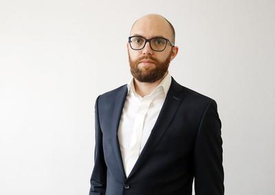 Marcin Kosedowski, ekspert rynku szkoleniowego w Kodilli, twierdzi, że obecnie kodowania można się nauczyć znacznie szybciej niż kiedyś, gdy w grę wchodziły głównie kilkuletnie studia. Zmieniło się to m.in. ze względu na deficyt programistów na rynku i łatwiejszy dostęp do wiedzy.
