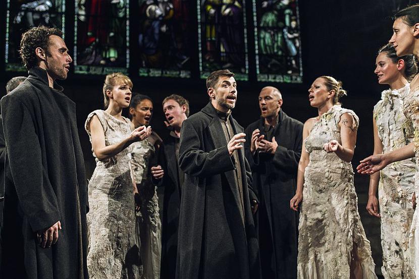 Pieśń Kozła to teatr z Polski, z siedzibą we Wrocławiu, ale jego zespół tworzą na co dzień uzdolnieni muzycznie aktorzy z różnych krajów (FOT. Mateusz Bral) Pieśń Kozła to teatr z Polski, z siedzibą we Wrocławiu, ale jego zespół tworzą na co dzień uzdolnieni muzycznie aktorzy z różnych krajów (FOT. Mateusz Bral)