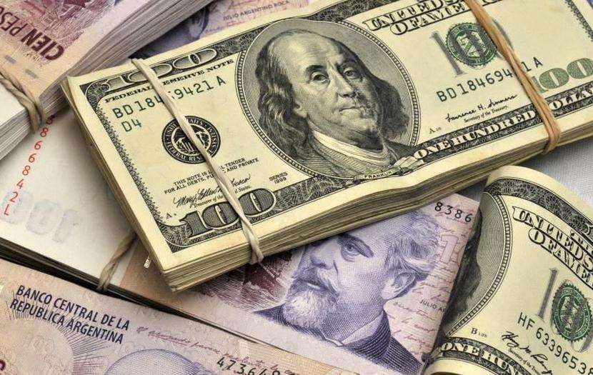 Banknoty studolarowe. Fot. Bloomberg. Banknoty studolarowe. Fot. Bloomberg.