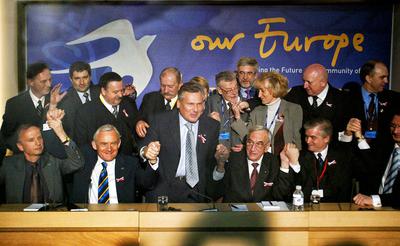 Triumfalny polski wieczór 16 kwietnia 2003 r. w Atenach po podpisaniu traktatu akcesyjnego.