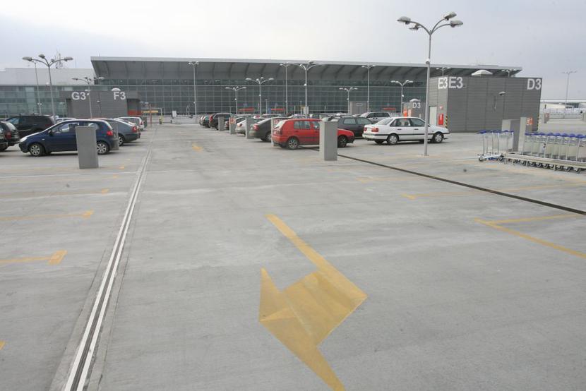 Za miesięczny parking w Warszawie zapłacimy średnio ok. 153 USD. Za miesięczny parking w Warszawie zapłacimy średnio ok. 153 USD.