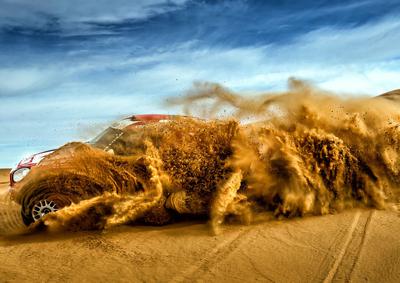 John Cooper wprowadził Mini w piękny świat motosportu. Niemal 60 lat temu. W podzięce Mini do dziś sygnuje jego nazwiskiem usportowione wersje swoich modeli.