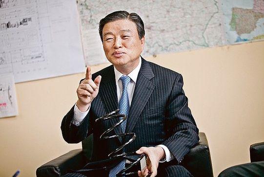 Będziemy się starać dalej rozwijać zakład w Lublinie. Najpierw musimy jednak zdobyć jak najwięcej zamówień — twierdzi Sung Yurl Gak, prezes Daewon Kang Up, właściciela Daewon Europe FOT. W. JARGIŁO Będziemy się starać dalej rozwijać zakład w Lublinie. Najpierw musimy jednak zdobyć jak najwięcej zamówień — twierdzi Sung Yurl Gak, prezes Daewon Kang Up, właściciela Daewon Europe FOT. W. JARGIŁO