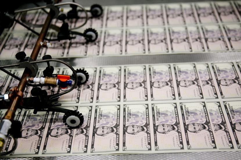 Proces druku banknotów dolarowych. Źródło: Bloomberg. Proces druku banknotów dolarowych. Źródło: Bloomberg.