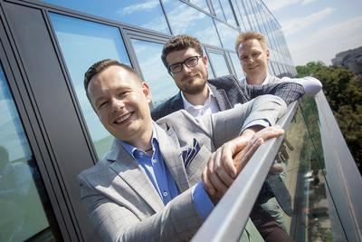 Bartłomiej Świercz i Michał Cygan (pierwszy z prawej), twórcy Podioom, do swojej aplikacji przekonali właśnie inwestorów. Dziś ich projekt rekomenduje Michał Chabowski, członek zarządu Rubicon Partners Ventures