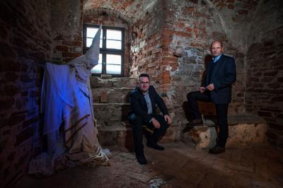 Jacek Cząstkiewicz (z lewej) i Jerzy Adamiczka, właściciele kompleksu zamkowo-pałacowego w Międzylesiu, udostępniają część pomieszczeń na koncerty i plenery fotograficzne i malarskie. Nie chcą, by obiekt był tylko luksusowym hotelem.
