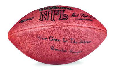 PRZEJĄĆ PIŁKĘ: NFL w połączeniu z podpisem prezydenta, który zagrał filmową rolę sportowca, kończy się spodziewaną ceną z przedziału 5-10 tys. USD (19,3-38,6 tys. zł).