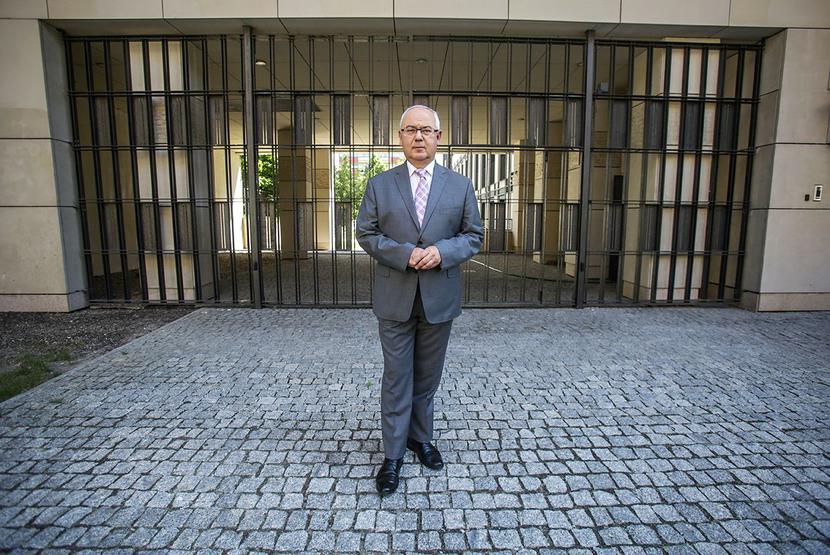 TRUDNOŚĆ WYMAGA SPECJALISTÓW: TRUDNOŚĆ WYMAGA SPECJALISTÓW: