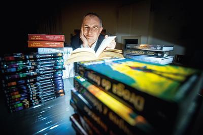 Biblioteka pęka w szwach. Marcin Świąć czyta 15, 20 pozycji rocznie. Wiceprezes SuperDrobu przyznaje, że papierowe książki już się nie mieszczą w jego bibliotece. Dlatego teraz kupuje głównie e-booki.
