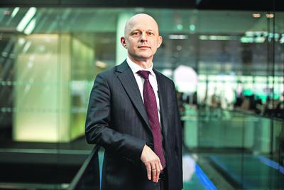 Paweł Szałamacha, minister finansów, przygotował pierwszy projekt budżetu, za który ekipa PiS bierze pełną odpowiedzialność. Deficyt budżetowy mocno urośnie, ale finanse publiczne będą pod kontrolą i nie narazimy się na krytykę Brukseli.