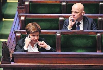 Przyszły rok będzie dla obecnej ekipy rządzącej najtrudniejszy budżetowo. W jednym czasie skumuluje się wiele kosztownych obietnic wyborczych, które trzeba zrealizować tak, żeby nie naruszyć stabilności finansowej państwa. Premier Beata Szydło będzie musiała podjąć polityczną decyzję, czy będzie obniżka VAT, co dalej z wiekiem emerytalnym i jak będzie rosła kwota wolna w PIT.Na zdjęciu również Paweł Szałamacha, minister finansów