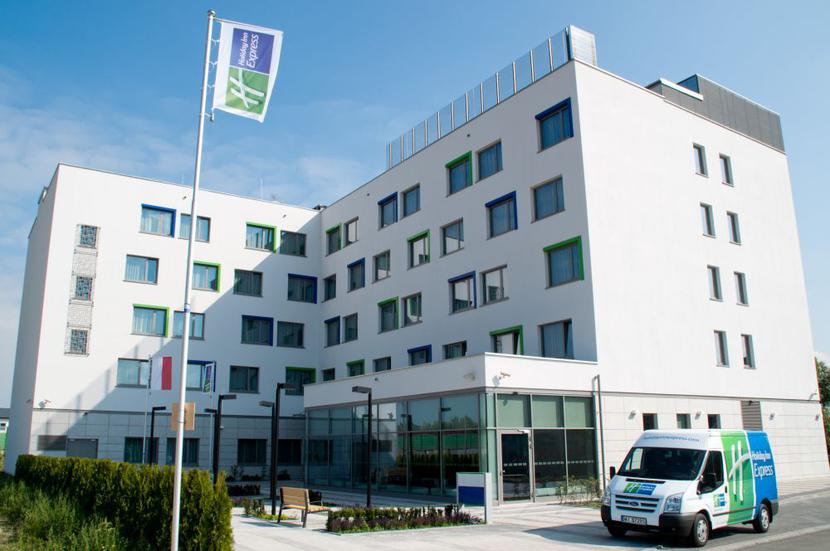 Holiday Inn Express położony jest w niedużej odległości od warszawskiego lotniska Okęcie. Holiday Inn Express położony jest w niedużej odległości od warszawskiego lotniska Okęcie.