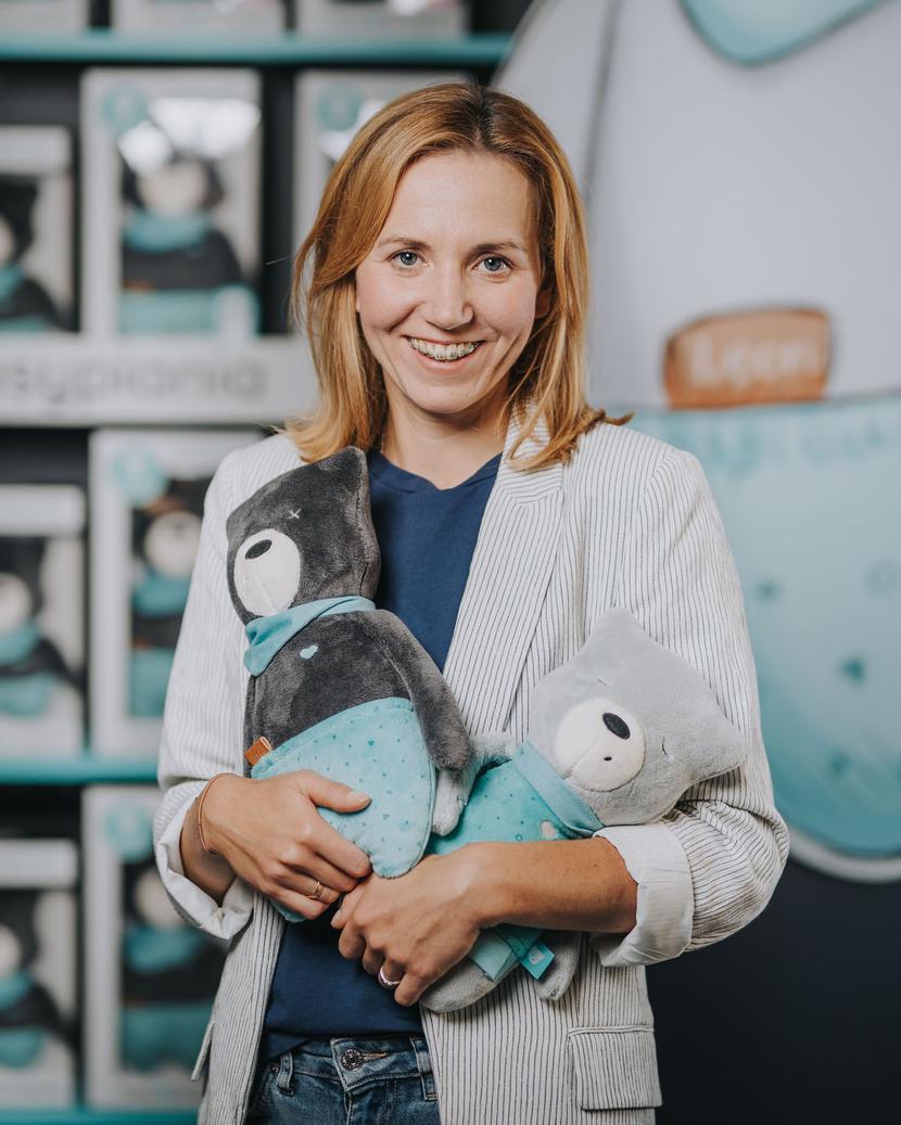 Hitem ostatniego czasu jest personalizacja misiów. Od kiedy stworzyliśmy możliwość napisania imienia dziecka na misiu, praktycznie ponad 80 proc. naszych zamówień, mimo że to jest dodatkowo płatne, stanowią misie personalizowane – informuje Anna Skórzyńska, prezeska i założycielka firmy Szumisie. Hitem ostatniego czasu jest personalizacja misiów. Od kiedy stworzyliśmy możliwość napisania imienia dziecka na misiu, praktycznie ponad 80 proc. naszych zamówień, mimo że to jest dodatkowo płatne, stanowią misie personalizowane – informuje Anna Skórzyńska, prezeska i założycielka firmy Szumisie.