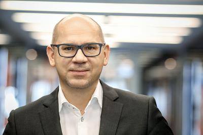 Zakładamy, że zmiany w tabeli przyczynią się do wzrostu aktywności klientów, a to spowoduje, że nie będą miały negatywnego wpływu na wynik. Dlatego z perspektywy czasu nie żałujemy wprowadzenia prowizji 0,19 proc. Ta zmiana wygenerowała wzrost obrotów i wpłat od klientów — mówi Marcin Słomianowski, dyrektor biura maklerskiego ING Banku Śląskiego.