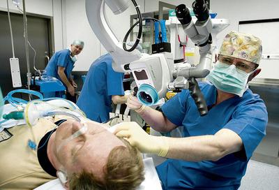 SPEC OD IMPLANTÓW: Profesor Henryk Skarżyński, szef Instytutu Fizjologii i Patologii Słuchu, już w 1992 r. wszczepił pierwszy w Europie Środkowo- -Wschodniej implant ślimakowy. Od tego czasu specjalizuje się we wszczepianiu różnego rodzaju protez słuchu.