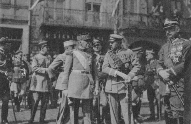 Marszałkowie Foch i Piłsudski podczas pobytu francuskiego gościa w Polsce w 1923 r. Marszałkowie Foch i Piłsudski podczas pobytu francuskiego gościa w Polsce w 1923 r.
