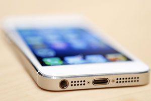 Hu Yu-wei, minister informacji Tajwanu, wzbudził kontrowersje umieszczając na koncie w Facebooku zdjęcie iPhone’a 5 Hu Yu-wei, minister informacji Tajwanu, wzbudził kontrowersje umieszczając na koncie w Facebooku zdjęcie iPhone’a 5