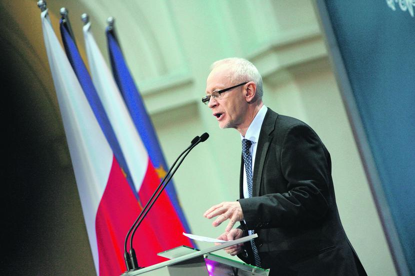 BOCZNY TOR: Michał Boni podkreśla,
że w sprawie OFE ma „swoje zdanie”
i szuka możliwości wykorzystania
funduszy emerytalnych przy cyfryzacji
kraju. Przeszkodzić mogą mu jednak
koledzy z rządowych ław lub on sam,
jeśli potwierdzą się uporczywie powracające
plotki o przenosinach ministra
do Parlamentu Europejskiego. BOCZNY TOR: Michał Boni podkreśla,
że w sprawie OFE ma „swoje zdanie”
i szuka możliwości wykorzystania
funduszy emerytalnych przy cyfryzacji
kraju. Przeszkodzić mogą mu jednak
koledzy z rządowych ław lub on sam,
jeśli potwierdzą się uporczywie powracające
plotki o przenosinach ministra
do Parlamentu Europejskiego.