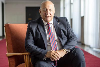 PAPIER TRZYMA SIĘ MOCNO: Tadeusz Kościński, wiceminister w MPiT, uważa, że jeszcze długo papierowy paragon będzie w obiegu. Przyzwyczajenia robią swoje. Instalacja terminalu płatniczego w bufecie resortu rozwoju trwała 6 miesięcy.