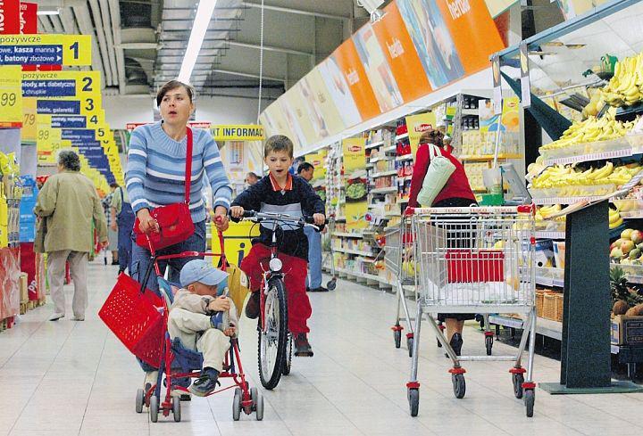 Mniej dni roboczych i wakacje osłabiły handel detaliczny. Mniej dni roboczych i wakacje osłabiły handel detaliczny.