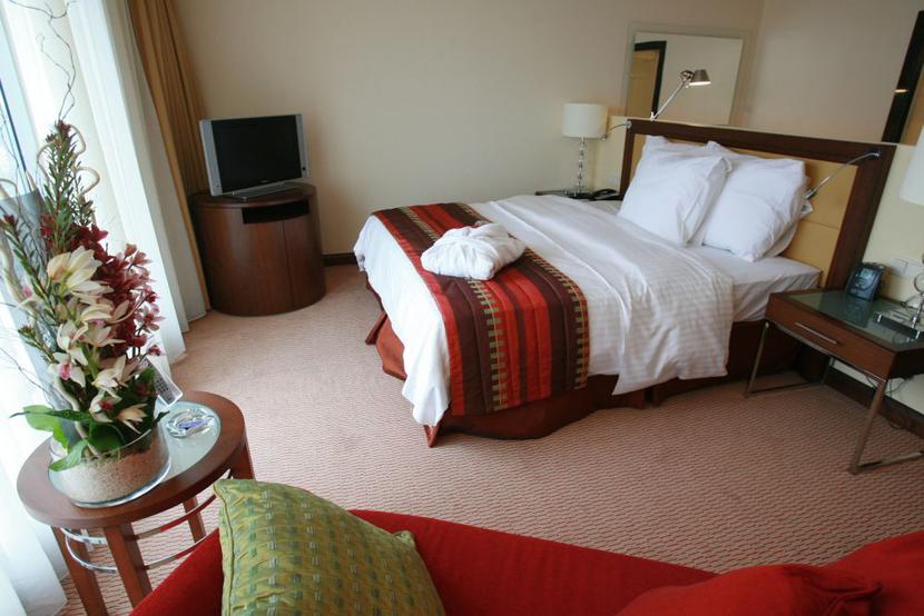 Goście hotelowi lubią spać na średnio twradych materacach. Goście hotelowi lubią spać na średnio twradych materacach.