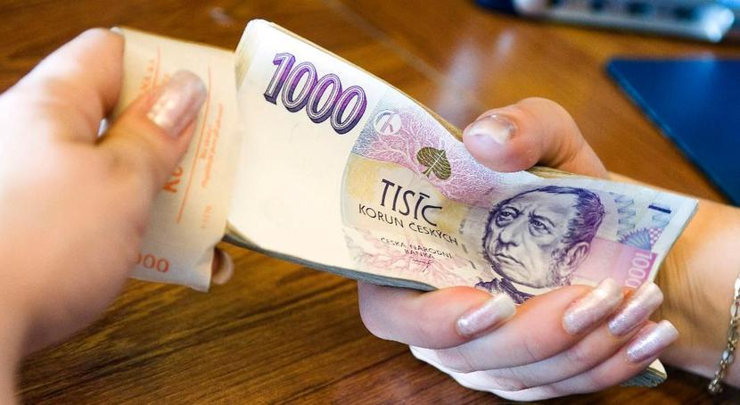 Banknoty czeskie. Fot. Bloomberg. Banknoty czeskie. Fot. Bloomberg.