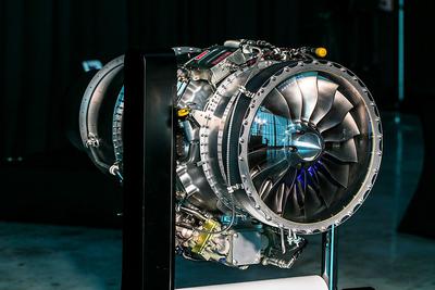 HondaJet HA-420 to jeden z najnowocześniejszych samolotów zaliczanych do klasy tzw. bizjetów (zdjęcie z lewej). W samolocie tym został zamontowany zaawansowany technologicznie silnik GE Honda HF120, który współprojektowali polscy inżynierowie z warszawskiego centrum inżynieryjnego EDC
