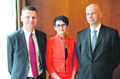 Robert Jędrzejowski (z lewej) od niedawna kieruje Pekabeksem (zastąpił na tym stanowisku Przemysława Borka, który został wiceprezesem), ale z ramienia Sovereign Capital pomagał w uzdrowieniu spółki od 2007 r. Za finanse w obu podmiotach odpowiedzialna jest Beata Żaczek.