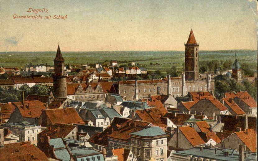 Zamek Piastowski w panoramie Legnicy na niemieckiej pocztówce z początku XX wieku. Zamek Piastowski w panoramie Legnicy na niemieckiej pocztówce z początku XX wieku.