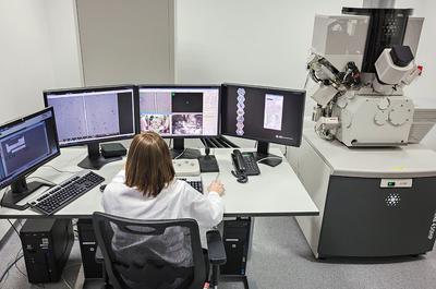 Rozmiar ma znaczenie. Submikronowe, ultracienkie linie przewodzące prąd to wciąż pole eksploracji naukowej, przybierającej bardzo realne kształty. Świat przemysłu już przebiera nogami w oczekiwaniu na rezultaty prac naukowców z XTPL.