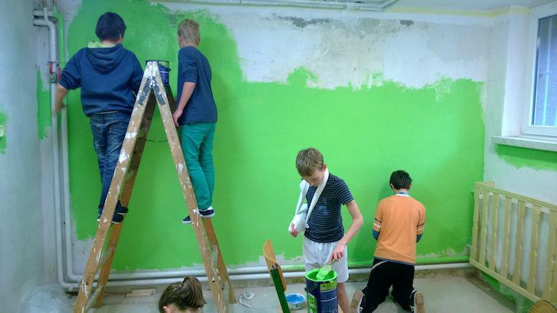 Dzieci ze Szkoły Podstawowej w Wiśle Czarnem przygotowują pomieszczenia pracowni fot. fablab.wisla.pl Dzieci ze Szkoły Podstawowej w Wiśle Czarnem przygotowują pomieszczenia pracowni fot. fablab.wisla.pl