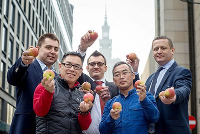 Pierwszej, historycznej, wysyłki polskich jabłek do Chin przyjechali w listopadzie 2016 r. osobiście dopilnować Sang Tianhua, zastępca general managera, i Zhi Gang Huang, prezes Chongqing Jinguoyuan Trading (w pierwszym rzędzie). Jabłka pochodziły z konsorcjum Appolonii, zarządzanej wówczas przez (w drugim rzędzie): Michała Lachowicza, Przemysława Błądka i Andrzeja Pajewskiego.