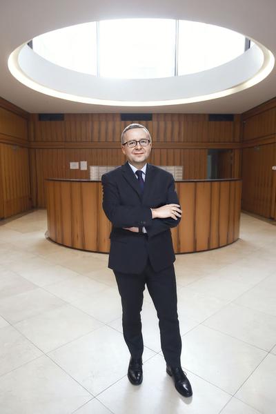 Dino, którego prezesem jest Szymon Piduch, jest wysoko wyceniane ze względu na bardzo szybkie tempo rozwoju — w ciągu najbliższych dwóch lat chce otworzyć ponad 350 sklepów. Nie wyklucza, że w przyszłym roku „skoryguje plan ekspansji w górę”.