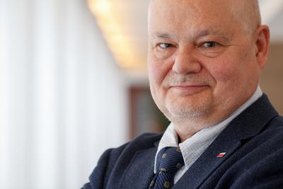 NIEPEWNY PREZENT: To, czy Adam Glapiński, który w czerwcu zasiadł w fotelu prezesa NBP, będzie miał dobre wieści dla ministra finansów, okaże się dopiero na koniec roku. Dlatego Paweł Szałamacha, minister finansów, postanowił ostrożnie podejść do wyników finansowych banku i wpisał do planu dochodów ponadpięciokrotnie mniejszy zysk niż jego poprzednik.