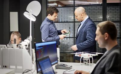 Nasz system jako jedyny świecie przeprowadza detekcję dronów jednocześnie za pomocą sensora radarowego, akustycznego, wizyjnego i radiowego. Umożliwia wykrywanie i neutralizację dronów całą dobę – mówi Radosław Piesiewicz, współzałożyciel spółki APS.