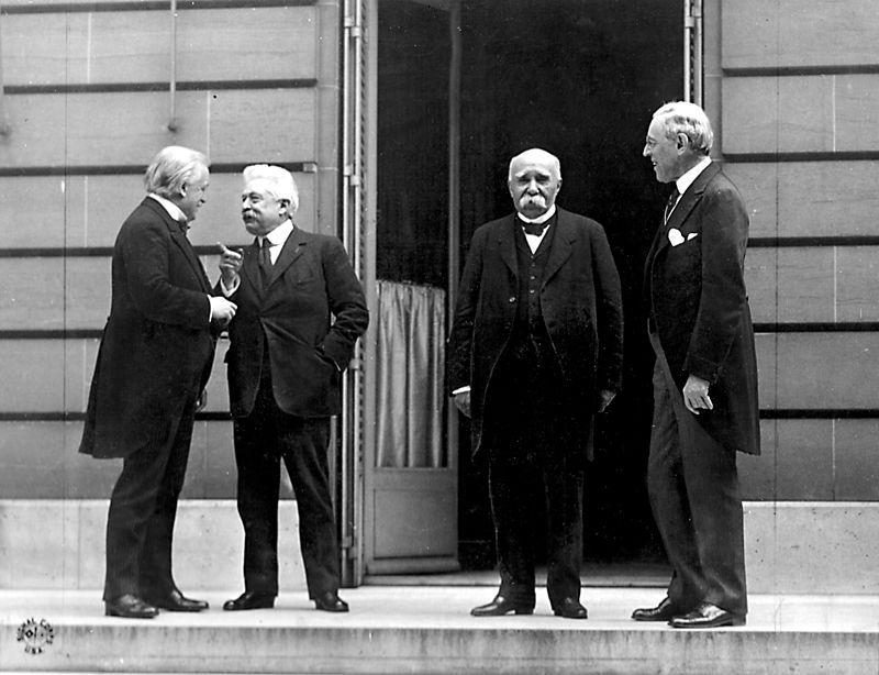 Wielka Czwórka, ale tym razem polityków. Od lewej: premier Wielkiej Brytanii Lloyd George, premier Włoch Orlando, premier Francji Clemenceau i prezydent USA Wilson Wielka Czwórka, ale tym razem polityków. Od lewej: premier Wielkiej Brytanii Lloyd George, premier Włoch Orlando, premier Francji Clemenceau i prezydent USA Wilson