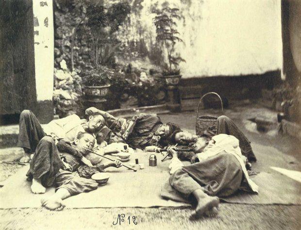 Chińczycy palący opium, przełom XIX i XX wieku Chińczycy palący opium, przełom XIX i XX wieku