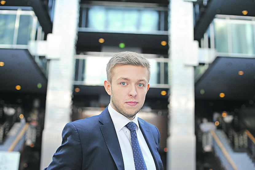 TUŻ ZA PODIUM: TUŻ ZA PODIUM:
