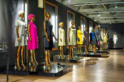 Christian Dior porównywał projektowanie strojów do pisania wierszy. Adam Leja, właściciel jednej z największych w Europie kolekcji historycznych sukien, porównuje konstrukcje strojów haute couture do… poezji.