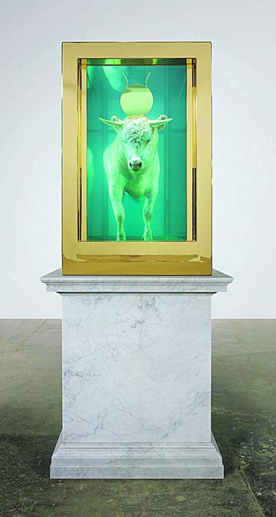 „Złoty cielec” Damiena Hirsta to zanurzony w formalinie byk ze złotymi rogami — w Sotheby’s osiągnął cenę 18,6 mln USD (70 mln zł) z premią.