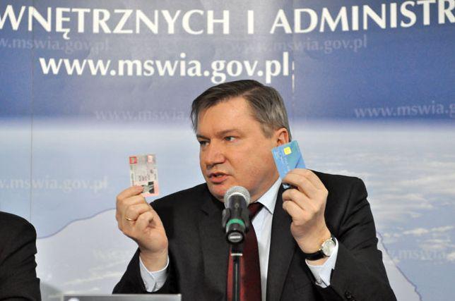 Jerzy Miller, minister spraw wewnętrznych, planował, że nowe dowody wejdą do użytku już 1 stycznia 2011 r. Ustawa o dowodach zakończyła jednak cały legislacyjny tor przeszkód dopiero latem 2010. Fot. ARC Jerzy Miller, minister spraw wewnętrznych, planował, że nowe dowody wejdą do użytku już 1 stycznia 2011 r. Ustawa o dowodach zakończyła jednak cały legislacyjny tor przeszkód dopiero latem 2010. Fot. ARC