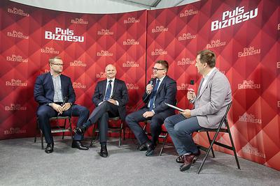 O ekspansji polskich firm na rynkach zagranicznych, podczas debaty „Nowe rynki, nowe horyzonty — spojrzenie liderów” dyskutowali na Forum Ekonomicznym w Krynicy: Sebastian Szaudel, dyrektor bankowości korporacyjnej w HSBC Polska, Artur Wiza, wiceprezes firmy informatycznej Asseco i Paweł Jarski, prezes Elemental Holding.