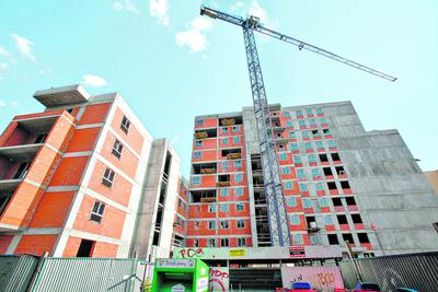 Zakątek Cybisa na warszawskim Ursynowie to kluczowa inwestycja Włodarzewskiej. Jej pierwszy etap, zakładający budowę 108 mieszkań, miał pierwotnie być oddany do końca 2014 r. Ponad pół roku później wygląda tak…