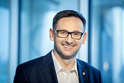 , przekonuje, że pozyskanie aktywów Ruchu wpisuje się w strategiczne plany koncernu, dotyczące rozwoju sieci detalicznej, a akwizycja „przyczyni się do zwiększania zysków w długiej perspektywie”.