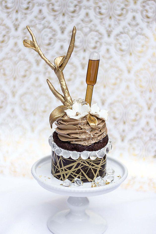 24-karatowym złotem powleczono dekoracyjną gałązkę i listki ozdobne, zaś z szampana Krug wykonano nie tylko krem, ale i pękające w ustach perełki, znajdujące się na nim 24-karatowym złotem powleczono dekoracyjną gałązkę i listki ozdobne, zaś z szampana Krug wykonano nie tylko krem, ale i pękające w ustach perełki, znajdujące się na nim