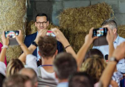 Premier Mateusz Morawiecki zapowiedział na początku marca, że doprowadzi do tego, żeby „na półkach były towary z markami polskimi, a nie tylko (…) z markami sklepów wielkopowierzchniowych”.