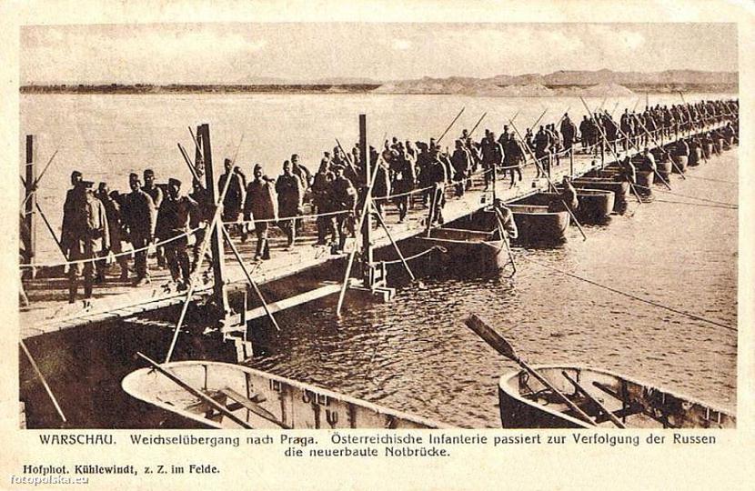 Niemiecki most pontonowy zbudowany na Wiśle w 1915 r. Niemiecki most pontonowy zbudowany na Wiśle w 1915 r.