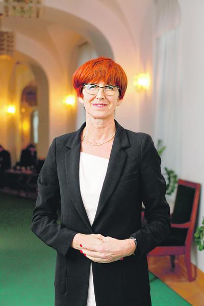 Ministerstwo Rodziny, Pracy i Polityki Społecznej, którym kieruje Elżbieta Rafalska, broni stawki 12 zł, bo chce, by firmy przestały zatrudniać na umowy zlecenia osoby, które powinny zatrudniać na umowy o pracę.