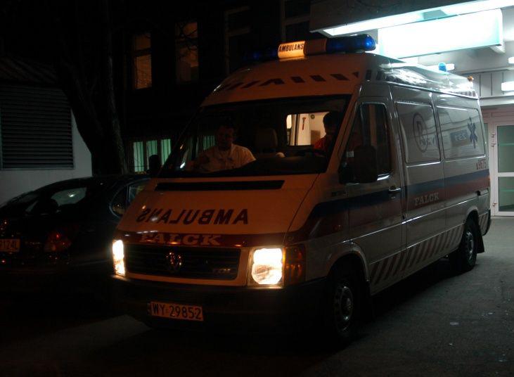 Karetka pogotowia odwiozła policjantów do szpitala. Karetka pogotowia odwiozła policjantów do szpitala.